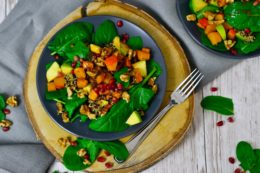 Kürbis-Spinat-Salat mit Quinoa und Granatapfelkernen