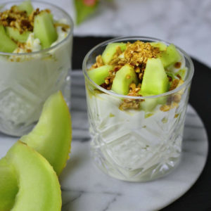 Melon-yoghurt dessert with almond brittle