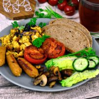 Englisches Frühstück mit veganem Rührei und Würstchen-min